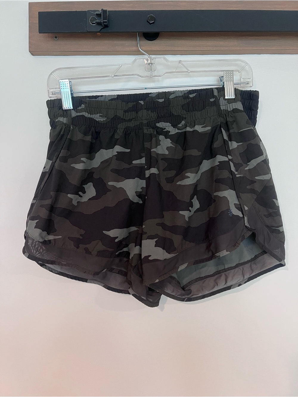 Athleta printed racer run shorts 4” women’s medium - Picture 4 of 8
